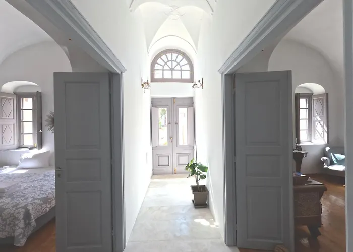 Oia's Heritage Captain Mansion Villa *