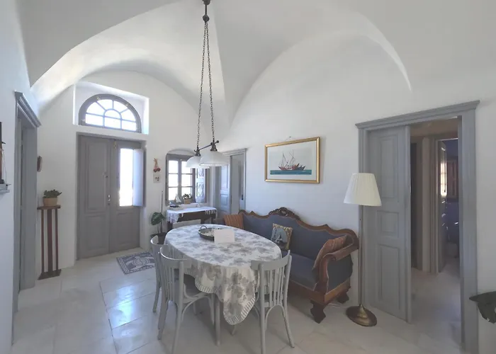 Oia's Heritage Captain Mansion Villa