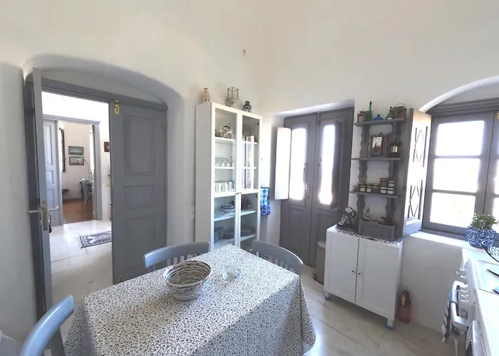 Oia's Heritage Captain Mansion Villa Ía