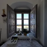 Oia's Heritage Captain Mansion Вилла