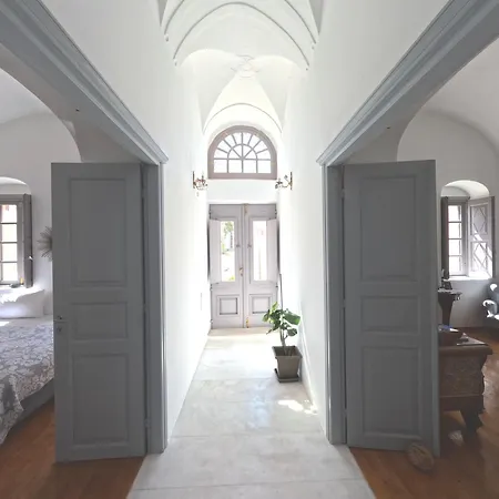 Oia's Heritage Captain Mansion Villa *
