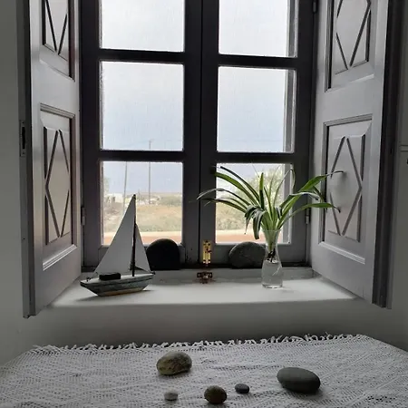 Oia's Heritage Captain Mansion Villa *