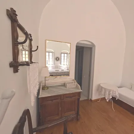 Oia's Heritage Captain Mansion * Oia