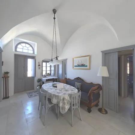 Oia's Heritage Captain Mansion Villa