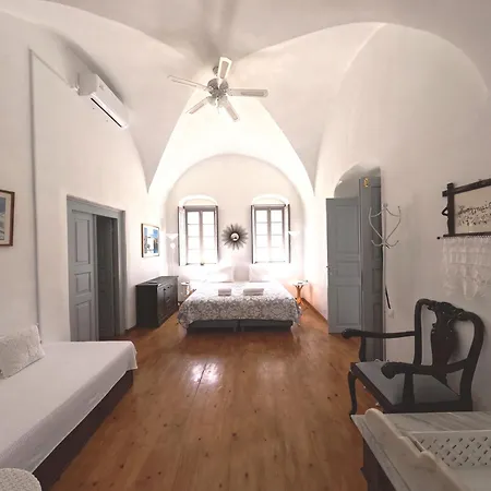 Oia's Heritage Captain Mansion Villa