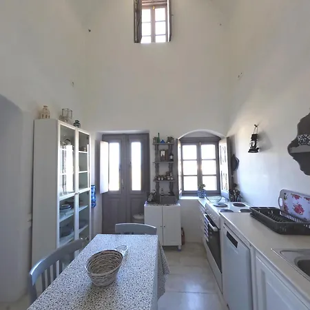 Oia's Heritage Captain Mansion * Oia