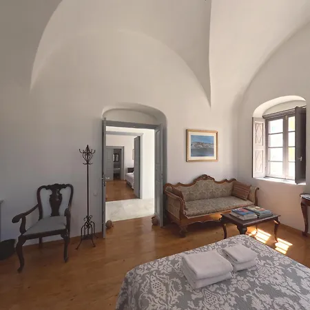 Oia's Heritage Captain Mansion Villa