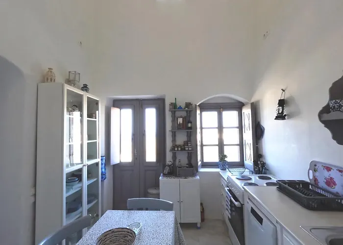 Oia's Heritage Captain Mansion * 伊亚