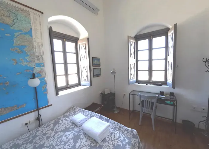 Oia's Heritage Captain Mansion 伊亚