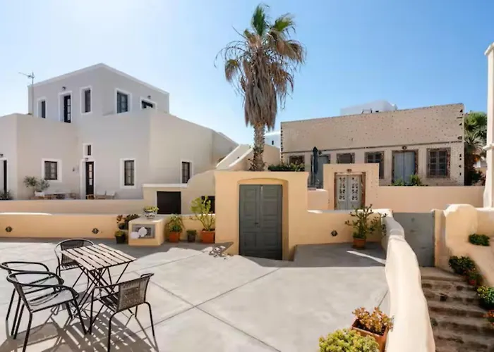 Oia's Heritage Captain Mansion Villa