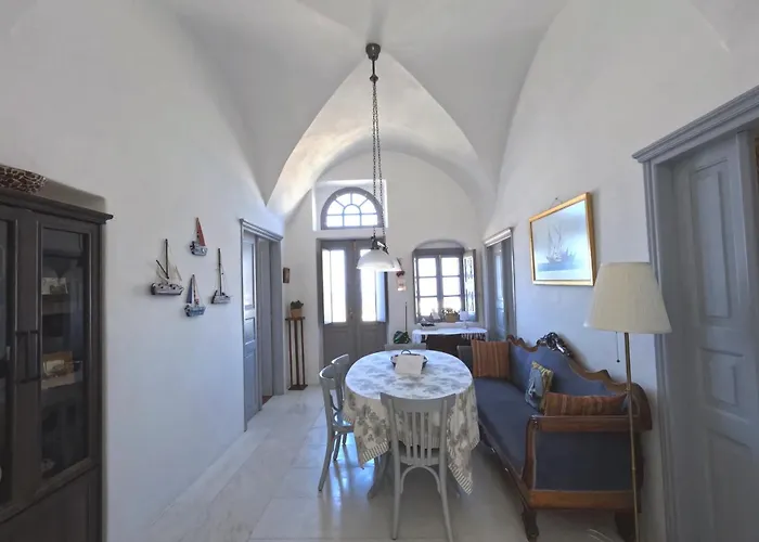 Villa Oia's Heritage Captain Mansion Oia