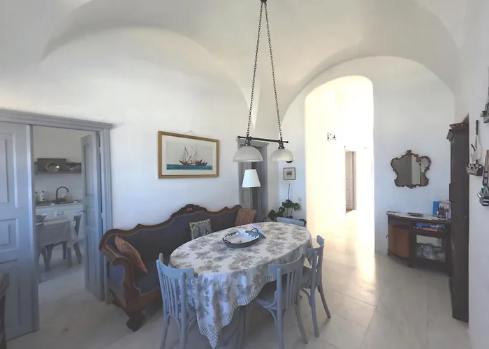 Oia's Heritage Captain Mansion Villa