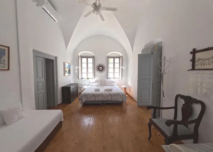 Oia's Heritage Captain Mansion Villa